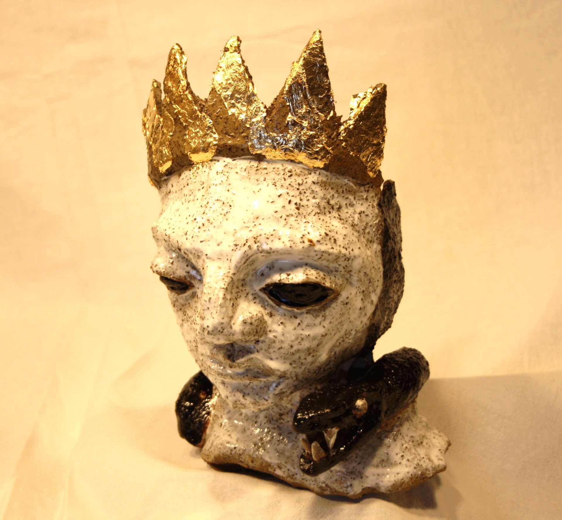 " Käärmeprinssi", lasitettu keramiikka, pää on ontto, joten tätä voi käyttää vaikka ruukkuna tai kulhona. Ei elintarvike käyttöön. 95€