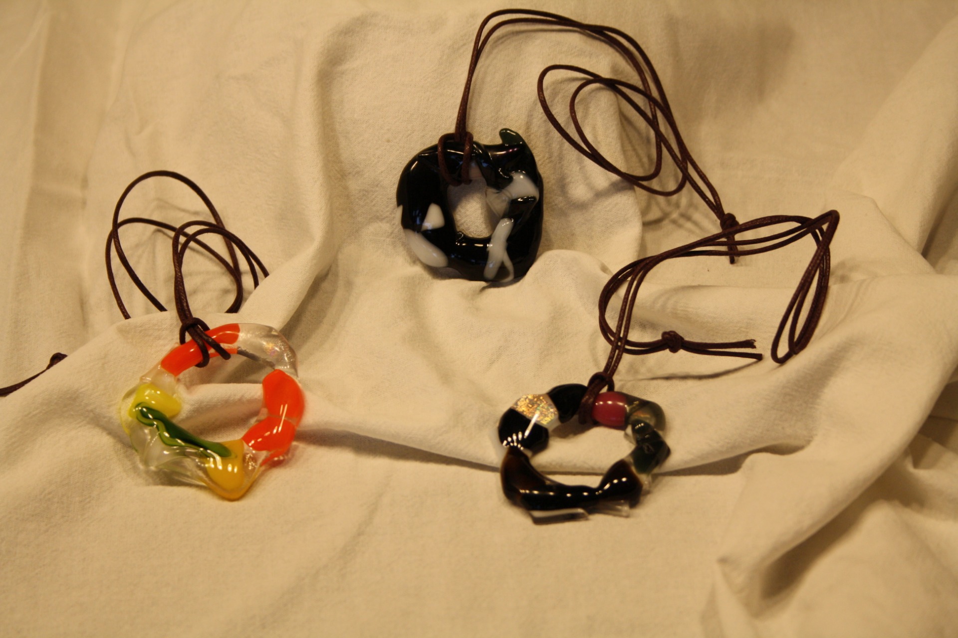 Riipus, sulatettua lasia, nyöri pinnoitettua puuvillaa, pieni pala taidetta näppärästi mukana, 22€