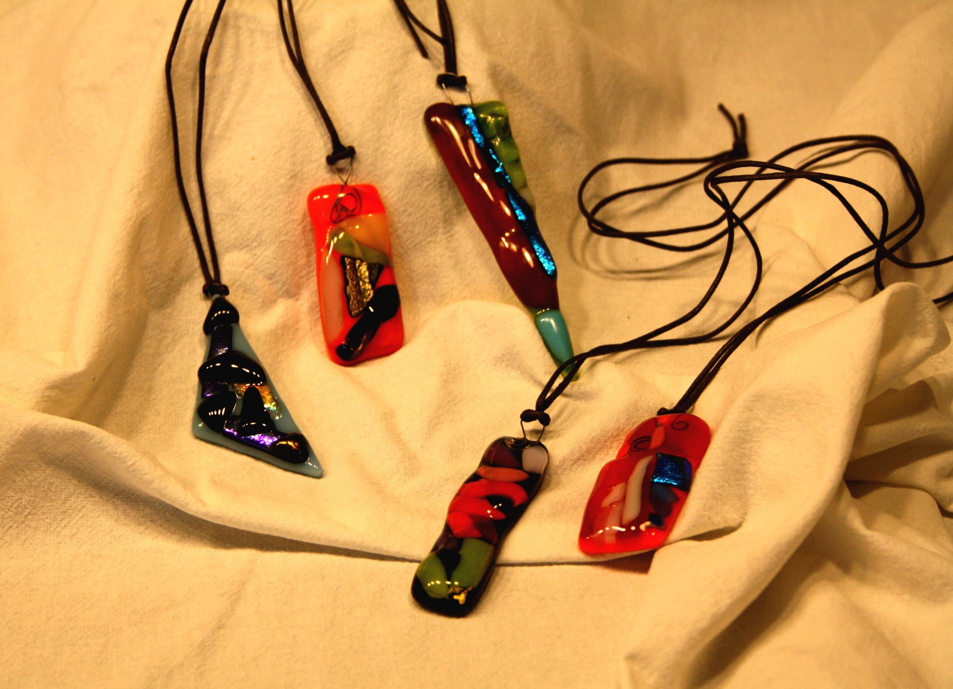 Riipus, sulatettua lasia, nyöri pinnoitettua puuvillaa, pieni pala taidetta näppärästi mukana, 22€