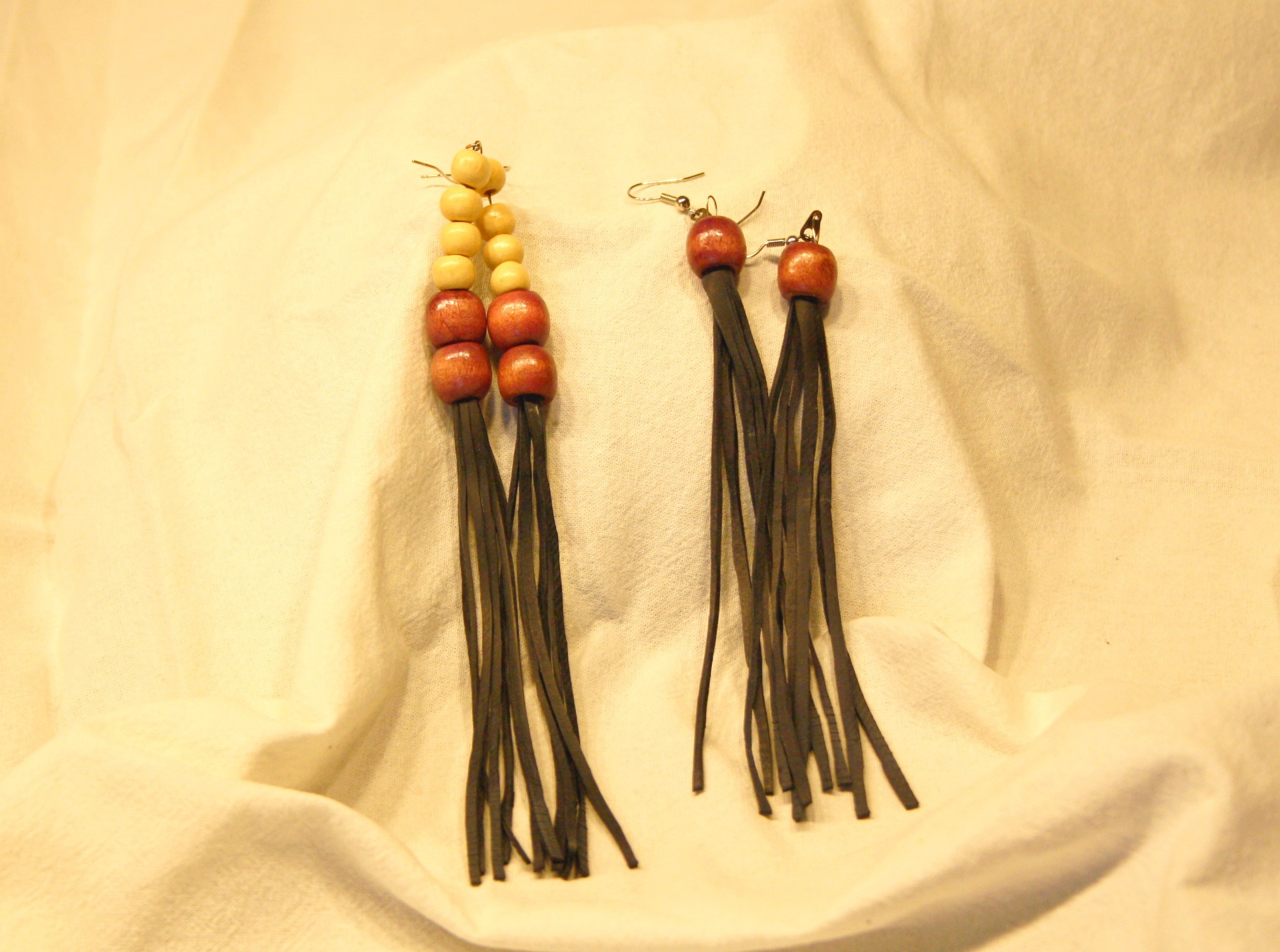 Korvakorut, materiaalina puuhelmet ja pyörän sisäkumi, 15€